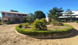 villa avec studio propriété verdoyante terrain basketball