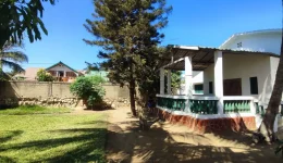 Maison F4 en premier plan