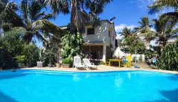 Appartement meublé à louer location for rent piscine swimming pool climatisation cuisine terrasse besakoa kitchen toliara madagascar jardin