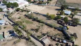 terrain plat arboré puits route goudronnée résidentiel quartier cabane gardien dépendance fleurs accès toliara motombe périphérie for sale à vendre amidy