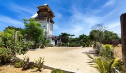 a vendre tour immeuble habitat atypique original confort exception unqiue building house sale madagascar mangily ifaty toliara dojo castel a vendre